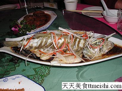 清蒸鲈鱼菜谱图片
