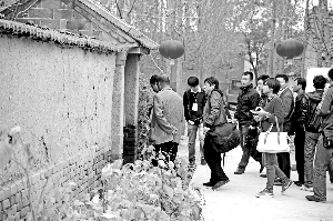 莫言的幾間老房外，來自各地的記者和游客絡繹不絕。晨報記者 王巍/攝