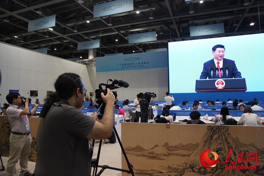 G20杭州峰会新闻中心，外国媒体报道B20杭州峰会开幕式。贾兴鹏摄