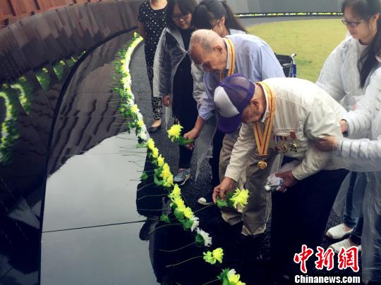 南京举行烈士悼念活动抗战老兵献花忆战友