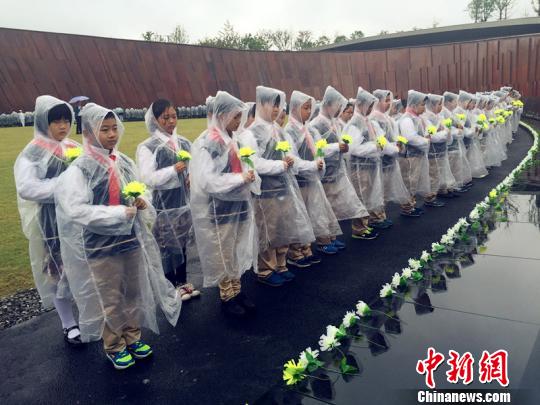悼念队伍环绕广场一周，为革命先烈献上一枝枝菊花，表达缅怀悼念之情。　杨颜慈 摄