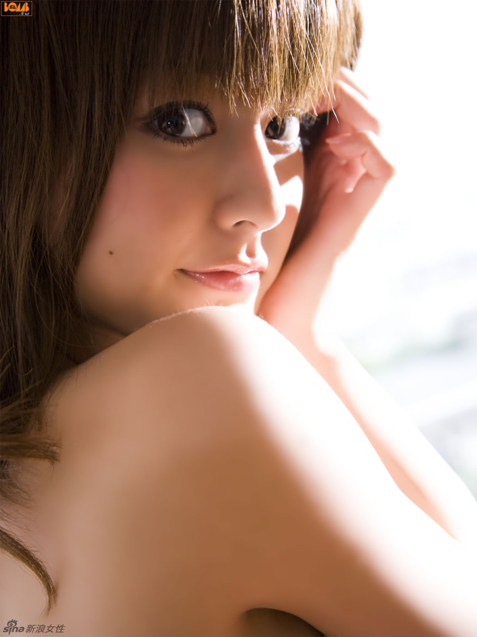 日本嫩模杉本有美休闲风写真 美背诱人