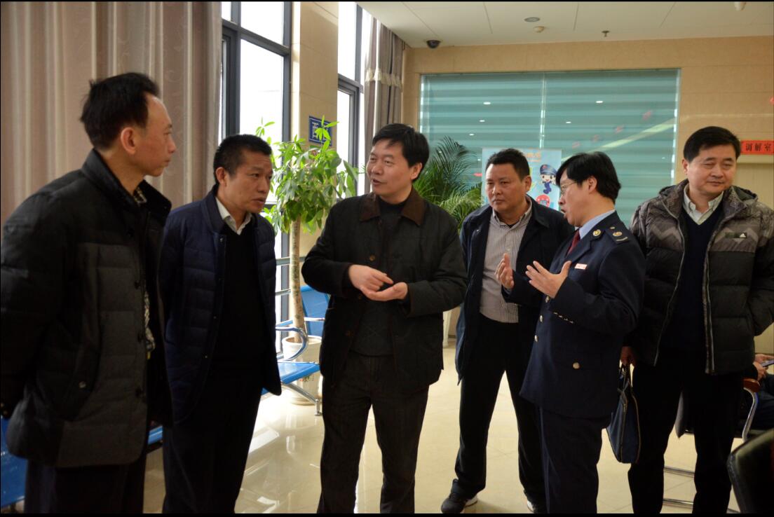 省国税局党组成员,副局长郑克俭一行深入崇阳县国税局开展新年慰问