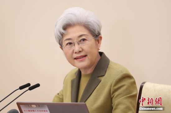 3月4日上午，十二届全国人大五次会议在北京人民大会堂举行新闻发布会，大会发言人傅莹就大会议程和人大工作相关问题回答中外记者的提问。 中新社记者 盛佳鹏 摄