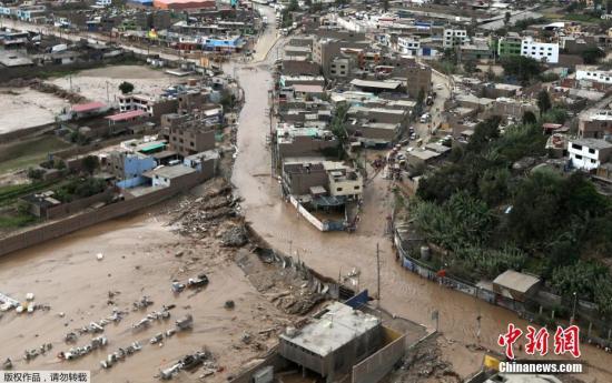 当地时间3月17日，秘鲁首都利马Huachipa区，航拍强降雨引发的洪灾和泥石流给当地造成的巨大破坏。