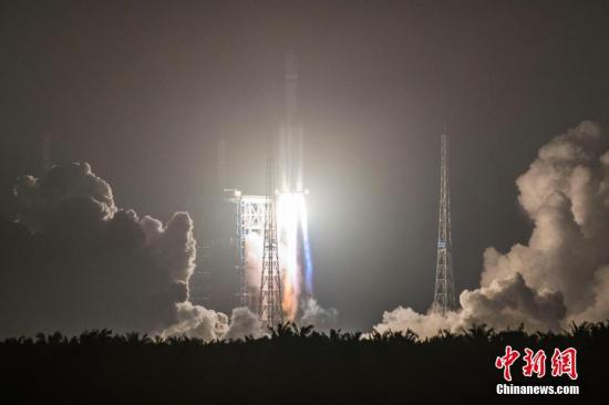 中国自主研制的首艘货运飞船“天舟一号”于4月20日晚间19时41分在海南文昌航天发射场成功发射升空。骆云飞 摄