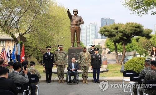 4月25日，在位于首尔龙山的驻韩美军第8军司令部，龙山基地内沃尔顿·沃克将军铜像迁移工作正式启动，这是迁移纪念活动现场照。（图片来源：韩联社）