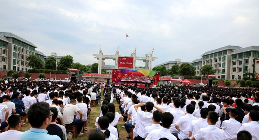 崇阳一中2018"庆五·四经典咏流传"活动掠影