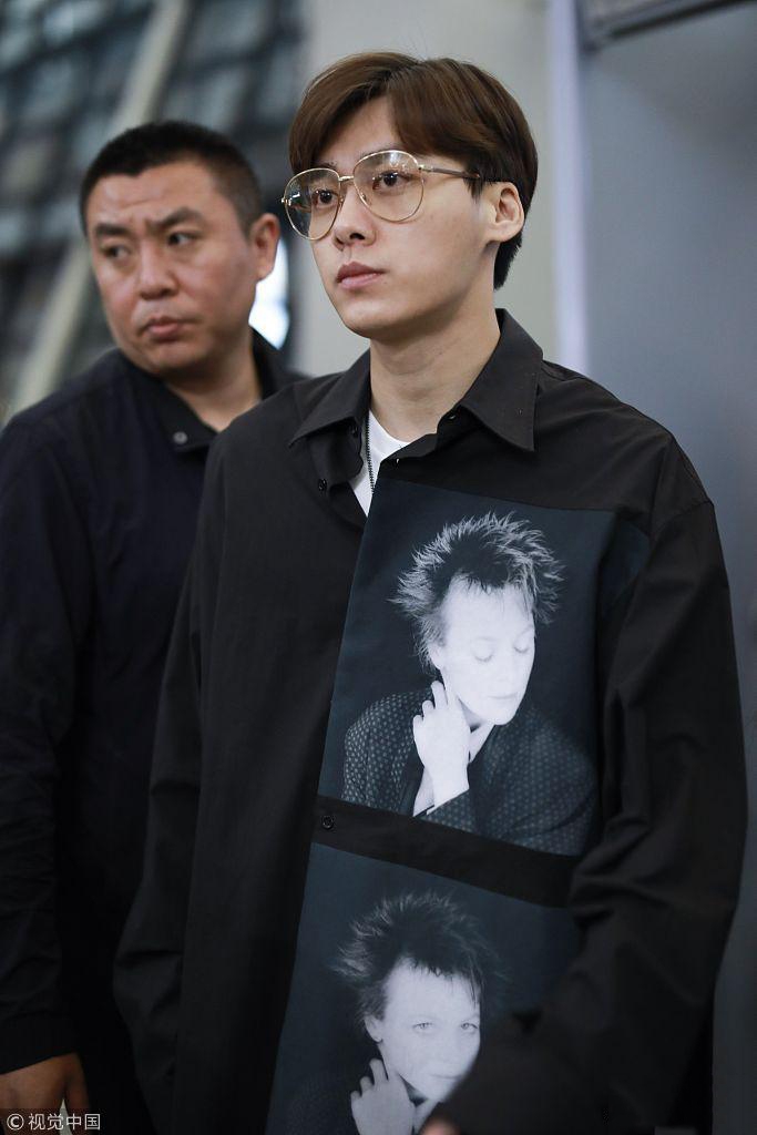 李易峰现身机场 戴金丝眼镜奶酷十足