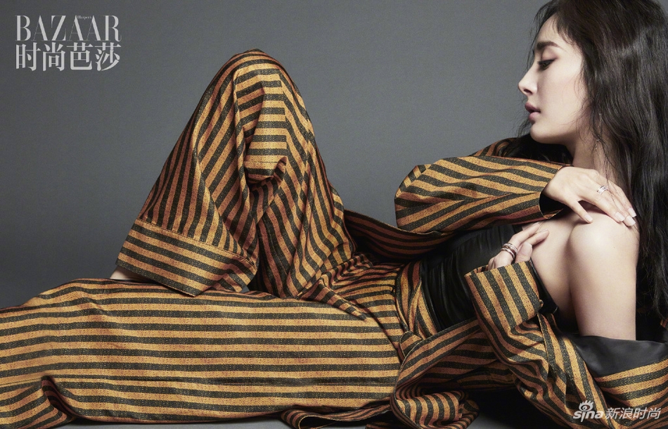 杨幂登时尚芭莎六月刊封面 露胃装配皮裙大秀